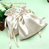 Vente en gros de pochettes à cordon en tissu de satin de soie de couleur bonbon, imprimées avec logo personnalisé, différentes tailles, sac à bijoux