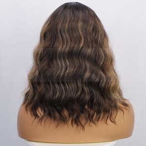 Parrucca anteriore in pizzo marrone <span class=keywords><strong>chiaro</strong></span> da <span class=keywords><strong>donna</strong></span> europea e americana <span class=keywords><strong>capelli</strong></span> corti ricci con increspatura d'acqua e piccoli lacci di pizzo - Product Image 4