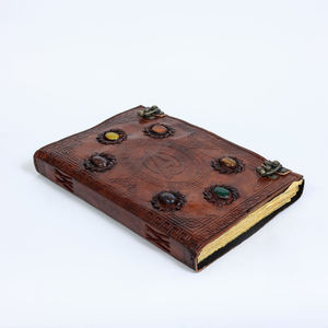 Mini Diario de Cuero con Tapa Dura en Relieve Rojo, Cuatro Puntas de Piedra de los Siete Chakras, Cuaderno de Dibujo Personalizado, Planificador, Libro de Regalo con Lápiz para Dibujar - Product Image 1