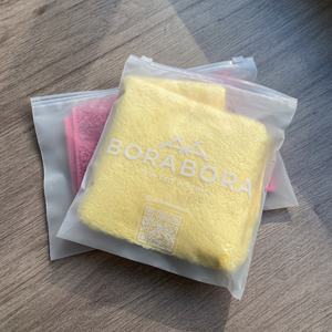 ถุงใส่เสื้อผ้าแบบมีซิปสั่งทำโลโก้ขายส่ง ถุงบรรจุภัณฑ์รีไซเคิลได้ วัสดุ PE สำหรับเสื้อผ้า รองเท้า ถุงเท้า สำหรับร้านบูติก - Product Image 4