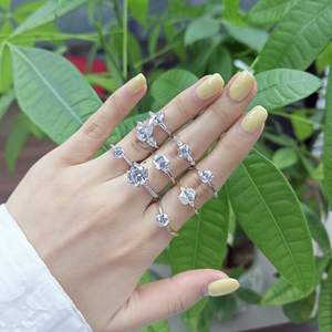 YILUN Bague solitaire élégante en argent sterling 925 plaqué rhodium avec zircon cubique 4 carats - Product Image 4