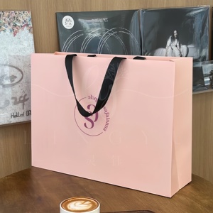 Emballage de <span class=keywords><strong>sac</strong></span> en papier kraft de luxe recyclable avec logo imprimé personnalisé <span class=keywords><strong>sac</strong></span> en papier avec poignée de magasinage de cadeau de vêtement imprimé avec logo - Product Image 4