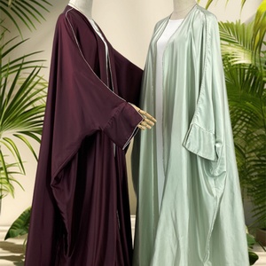 1427 #   Nueva llegada: Cárdigan islámico plateado con diamantes para mujer musulmana, ropa islámica, abaya de satén de seda ligera y brillante con puños divididos. - Product Image 3