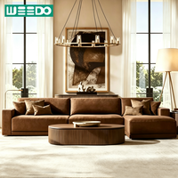 Canapé d'angle en cuir au design tendance en forme de L, avec accoudoirs larges et coussins moelleux pour salon