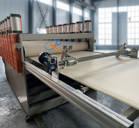 Ligne d'extrusion de panneaux de porte en WPC massif et de panneaux en mousse PVC, à double vis conique, rapport L/D 22:1, contrôlée par PLC, 300 kW, haute précision