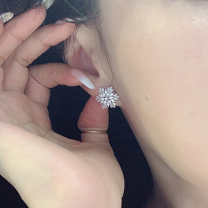 Orecchini a forma di fiocco di neve per donna, stile natalizio, gioielli scintillanti per l'uso quotidiano - Product Image 4