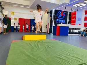 Chine meilleur fournisseur enfants extérieur étanche <span class=keywords><strong>deux</strong></span> fois pliable équipement de <span class=keywords><strong>gymnastique</strong></span> atterrissage pratique crash tapis pour <span class=keywords><strong>gymnastique</strong></span> - Product Image 2