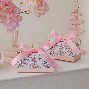 Boîte à dragées élégante à motif floral, triangulaire, avec ruban imprimé quatre couleurs et nœud, emballage en carton conique portable pour mariage et cérémonie nuptiale - Product Image 1