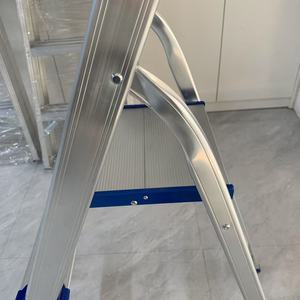 Marchepied de cuisine en aluminium au design moderne avec main courante, échelle pliante antidérapante pour une position debout sûre dans les appartements - Product Image 4