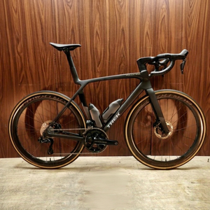 Vélo de route TREK MADONE SLR 9 2024, neuf et original, prêt pour la livraison - Product Image 1