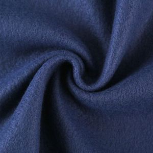 Couverture en polaire personnalisée avec sangle de transport - Confortable, portable et idéale pour les aventures en plein air ou les voyages - Product Image 3