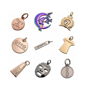 Tùy Chỉnh Thương Hiệu Logo Kẽm Hợp Kim Dập 30Mm Tên Nơi Dập Nổi Trang Trí Dây Kéo <span class=keywords><strong>Puller</strong></span> Với Thanh Trượt Cho Túi Quần Áo Áo - Product Image 2