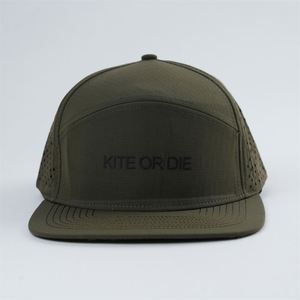 Gorra de golf personalizada al por mayor con 7 o 5 paneles, perforaciones cortadas a láser, gorra snapback para exteriores con logo de goma impreso en relieve. - Product Image 3