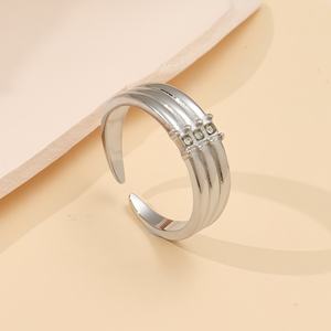 แหวนเปิดสแตนเลสชุบทอง 18K สไตล์มินิมอล วินเทจ ประดับเพชรซิคอนเล็ก 3 เม็ด เครื่องประดับแฟชั่นอเนกประสงค์สำหรับผู้หญิง - Product Image 4