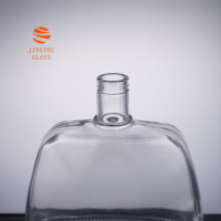 Bouteille à spiritueux en verre de 700 ml, plate, incurvée, ronde, carrée, avec texte en relief, base épaisse, vide, pour whisky, brandy, logo personnalisé