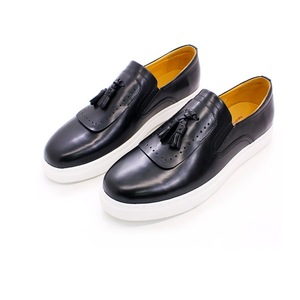 Zapatos planos de cuero genuino de alta calidad con punta redonda, elaborados en un elegante estilo europeo, con características de zapatos formales de cuero clásico. - Product Image 3