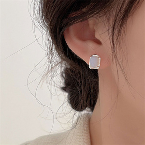 Aretes de Plata 925 con Forma de Flor CANNER, Aretes Pequeños Asimétricos con Baño de Oro y Circonitas, Estilo Coreano para Chicas - Product Image 4