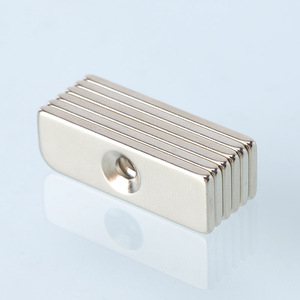 Les aimants puissants en NdFeB sont résistants à la corrosion et aux hautes températures, rectangulaires avec trous fraisé. - Product Image 2