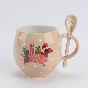 Mug en céramique de Noël 12oz avec cuillère patte de Teckel - Tasse à café festive Teckel brun, chapeau de Père Noël et <span class=keywords><strong>pull</strong></span> - Product Image 1