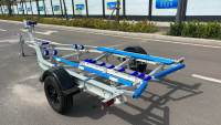 Remorque de bateau en aluminium à essieu unique de 5.8m Capacité de chargement de 1200kgs Frein hydraulique Poly Couchettes Style avec prix d'usine en vente