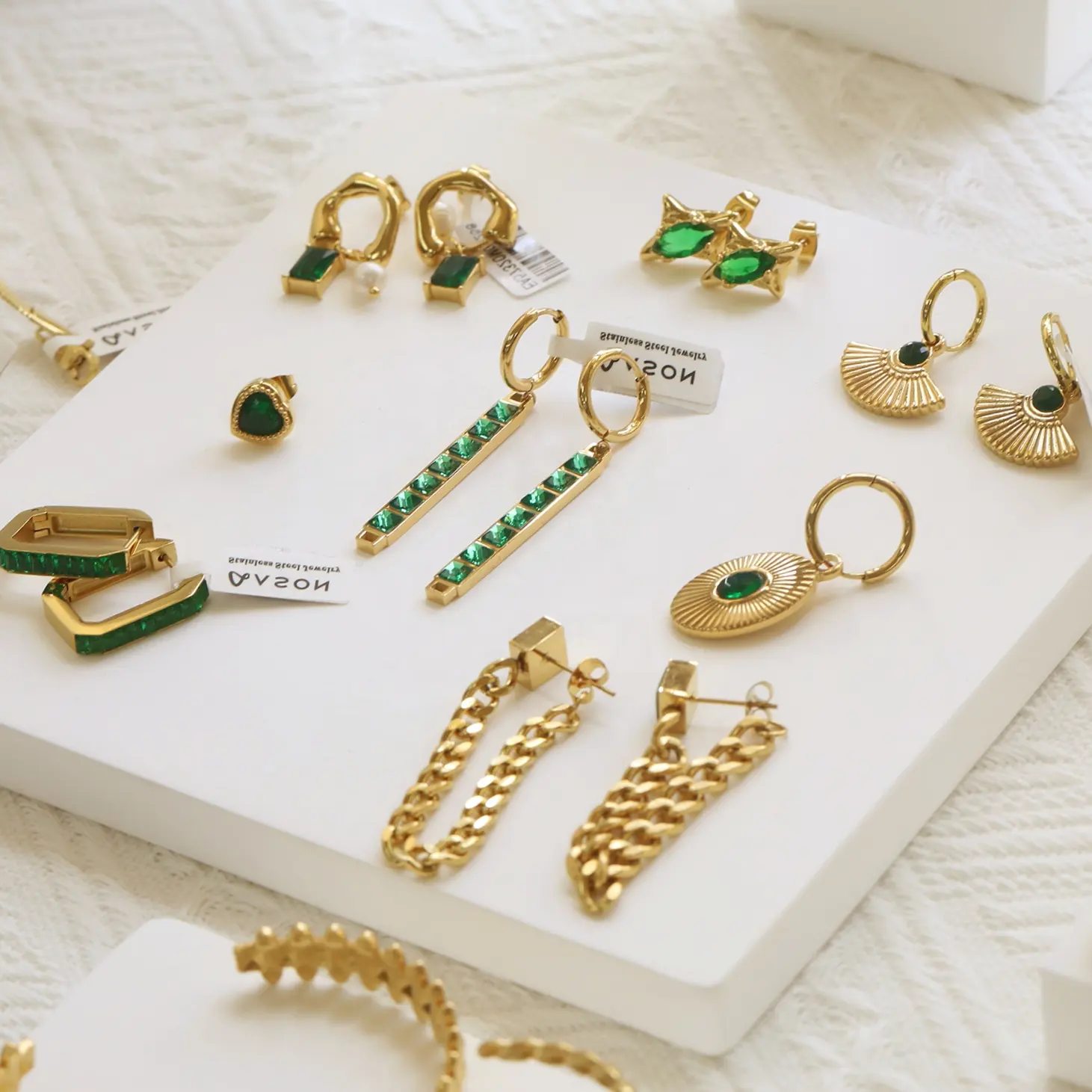 Brincos de aço inoxidável banhados a ouro 18K para mulheres, joias vintage para festas, brincos de zircônia cúbica verde esmeralda personalizados