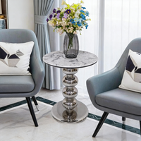 Table d'appoint d'angle mobile en pierre microcristalline et fer forgé, style moderne et luxueux, pour chevet ou salon