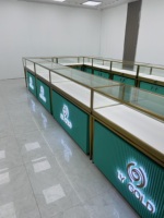 Vitrine de présentation de bijoux en verre avec éclairage LED tricolore, étanche et personnalisable pour centre commercial