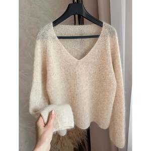เสื้อสเวตเตอร์คอวีทรงหลวมสีแอพริคอตสำหรับผู้หญิง - Product Image 1