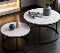 Ensemble de tables basses gigognes en pierre frittée, aspect marbre rond, structure en fer, mobilier de salon moderne et minimaliste
