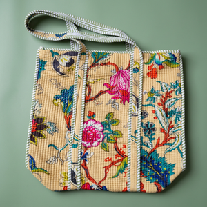 Sac fourre-tout matelassé en coton fait main, écologique, avec fermeture éclair, pour le shopping quotidien, les voyages et la plage, au design national vibrant et tendance - Product Image 1