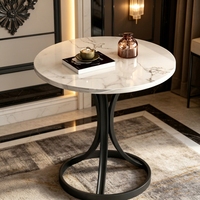 Table basse en marbre extrêmement sobre et esthétique, table ronde gigogne en verre, pieds dorés, mobilier d'intérieur pour salon