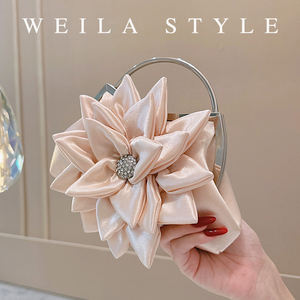Pochette Elegante in <span class=keywords><strong>Raso</strong></span> con Fiore, Strass e Manico Superiore per Matrimonio, Sposa, Cocktail Party, Abito da Cerimonia ed Eventi di Ricevimento - Product Image 2