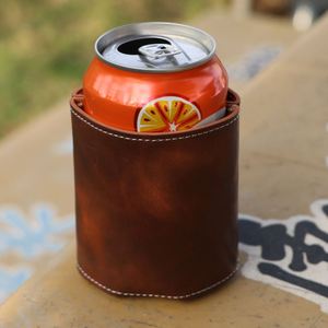Funda y Soporte Aislante para Latas de Cuero PU, Impermeable y Duradero para Latas de Cerveza, Refrescos y Bebidas - Ideal para Barbacoas, Picnics y Fiestas - Product Image 3