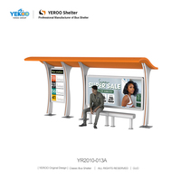 Abri de bus moderne en métal personnalisé avec affichage des itinéraires et panneau publicitaire, banc intégré pour le transport en commun urbain extérieur - En promotion