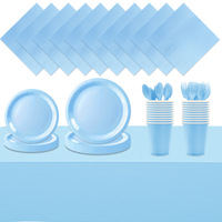 Eenmalig wegwerp servies van papieren bekers, borden en servetten in effen kleuren, blauw en roze, voor een feestelijke verjaardag.
