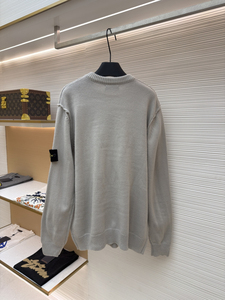 เสื้อสเวตเตอร์ไหมพรมยืดหยุ่นสำหรับผู้ชาย สีเทาเข้ม สไตล์ลำลอง โอเวอร์ไซส์ หนานุ่ม อุ่นสบาย แฟชั่นฤดูหนาวสุดหรู พร้อมโลโก้ด้านหน้า - Product Image 2