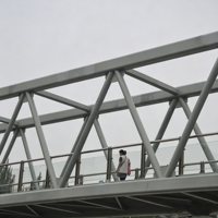 Pont piétonnier moderne en structure acier préfabriquée, viaduc routier durable, passerelle métallique haute résistance
