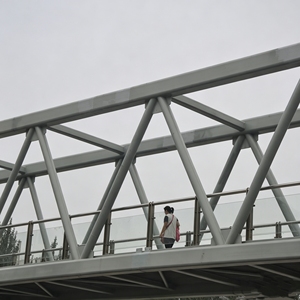 Pont piétonnier moderne <span class=keywords><strong>en</strong></span> structure acier préfabriquée, viaduc routier durable, passerelle métallique haute résistance - Product Image 5