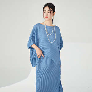 ชุดพลีทสุดหรูสำหรับผู้หญิง ลายคลื่น ผ้าเนื้อนุ่ม สวมใส่สบาย แขนทรงปีกค้างคาว ชุดสองชิ้น สไตล์เกาหลี สำหรับการค้าขายข้ามพรมแดน - Product Image 6