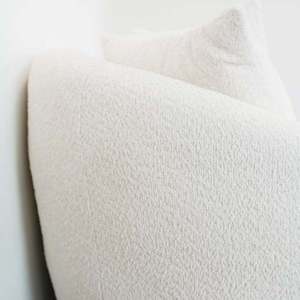 Canapé moderne en bouclette couleur ivoire Linden avec structure en bois massif et design contemporain du milieu du siècle pour salon - Product Image 3