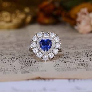 Pendientes Finos en Forma de Corazón con Zafiro de 1.2ct, Joyería Creada en Laboratorio, a la Venta - Product Image 3