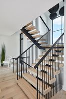 Escalier flottant moderne en acier inoxydable avec structure mono-entretoise intérieure et marches en bois