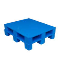 Palette en plastique légère à entrée à 4 voies à face unique 1000*800*135mm Toprack plat avec neuf pieds pour une utilisation par transfert au sol