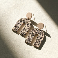 Boucles d'oreilles en acrylique rose léopard Landy, boucles d'oreilles en argile polymère faites à la main
