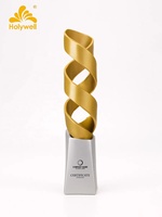Trophée 2026 Éco-responsable en métal torsadé doré poli, gravé, avec base argentée, design moderne en spirale, style sportif/lettres