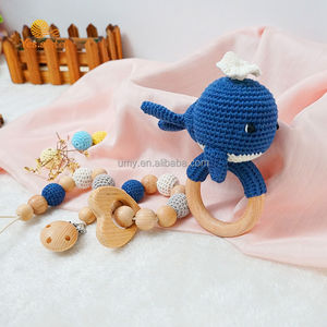 Set de Regalo <span class=keywords><strong>Personalizado</strong></span> para Bebé Recién Nacido, Mordedor y Sonajero de <span class=keywords><strong>Madera</strong></span> Orgánica con Diseño de Ballena Tejida a Crochet - Product Image 4