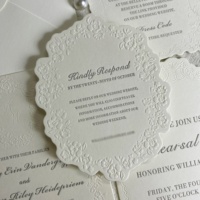 Suite d'invitations de mariage florales blanches haut de gamme avec détails en relief, cartes découpées, ruban, enveloppe et sceau de cire pour mariages de boutique