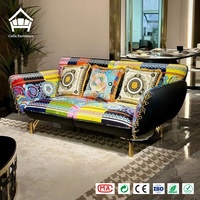 Ensemble de canapés et meubles de salon sur mesure de style italien avec armoire et pédale à finition dorée pour l'intérieur de villas et de maisons de prestige