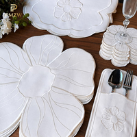 Set de Napperons en Lin Brodés en Forme de Fleur pour Brunch, Thé ou Dîner – Couleurs Moutarde