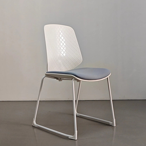 Chaise en plastique avec coussin d'assise, empilable, pour personnel, salles de formation et de réunion, chaises de conférence d'occasion - Product Image 1